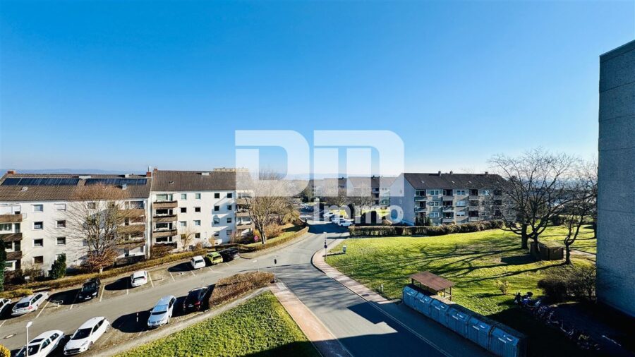 Modernisierte Eigentumswohnung mit Balkon in gepflegtem Mehrfamilienhaus - Panoramablick vom Balkon